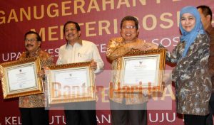 Kepala Dinas Sosial Provinsi Banten Ino Sutisno Rawita saat menerima penghargaan dari Menteri Sosial Khofifah Indar Parawansa dalam acara Penganugerahan Penghargaan Menteri Sosial kepada Penggiat Upaya Kesejahteraan Sosial Lanjut Usia tahun 2016, di Jakarta, Selasa (4/10). foto : Rama