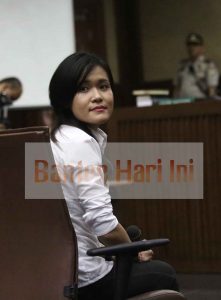 Terdakwa kasus dugaan pembunuhan Wayan Mirna Salihin, Jessica Kumala Wongso mengikuti sidang lanjutan dengan agenda pembacaan tuntutan di Pengadilan Negeri Jakarta Pusat, Jakarta, Rabu (5/10). FOTO : Rama Diafragma