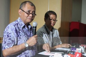 SERET SEKJEN MA : Ketua KPK Agus Rahardjo (kiri), bersama Pelaksana harian Kepala Biro Humas KPK Yuyuk Andriati (kanan), saat konferensi pers tersangka baru hasil operasi tangkap tangan (OTT) di Gedung KPK, Jakarta, Kamis (21/4). KPK menetapkan Panitera PN Jakpus Edy Nasution dan Doddy Aryanto Supeno selaku pihak swasta sebagai tersangka kasus dugaan suap penanganan peninjauan kembali (PK) yang diajukan pihak swasta ke PN Jakpus. foto : UKON FURKON SUKANDA/INDOPOS