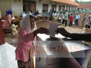 UKON/JOB FB SEORANG warga sedang memasukkan kertas suara di kotak suara TPS 1 Desa Mangunreja kecamatan Puloampel, Serang kemarin (19/6). di kawasan tersebut, pasangan Taufik - Andi unggul sementara, disusul pasangan Bunyamin - Ma'mun.*