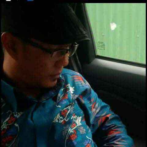 IDEOLOGIS DI FORUM, PRAGMATIS DI SAAT MAKAN SIANG