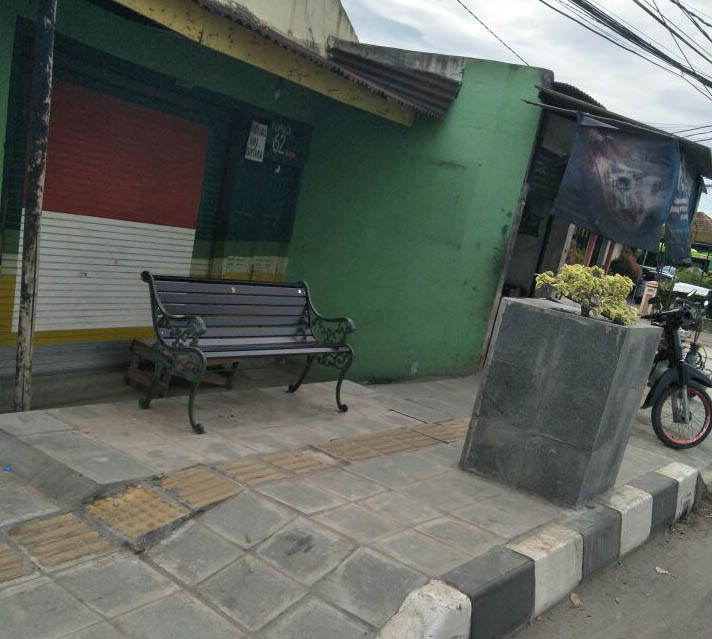Gersang, Trotoar Baru di Kota Serang Banjir Keluhan
