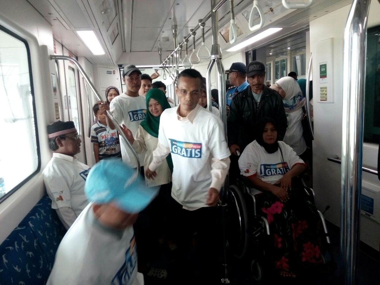 Melihat Penerima Kaki Palsu Pertama Kali Naik Skytrain