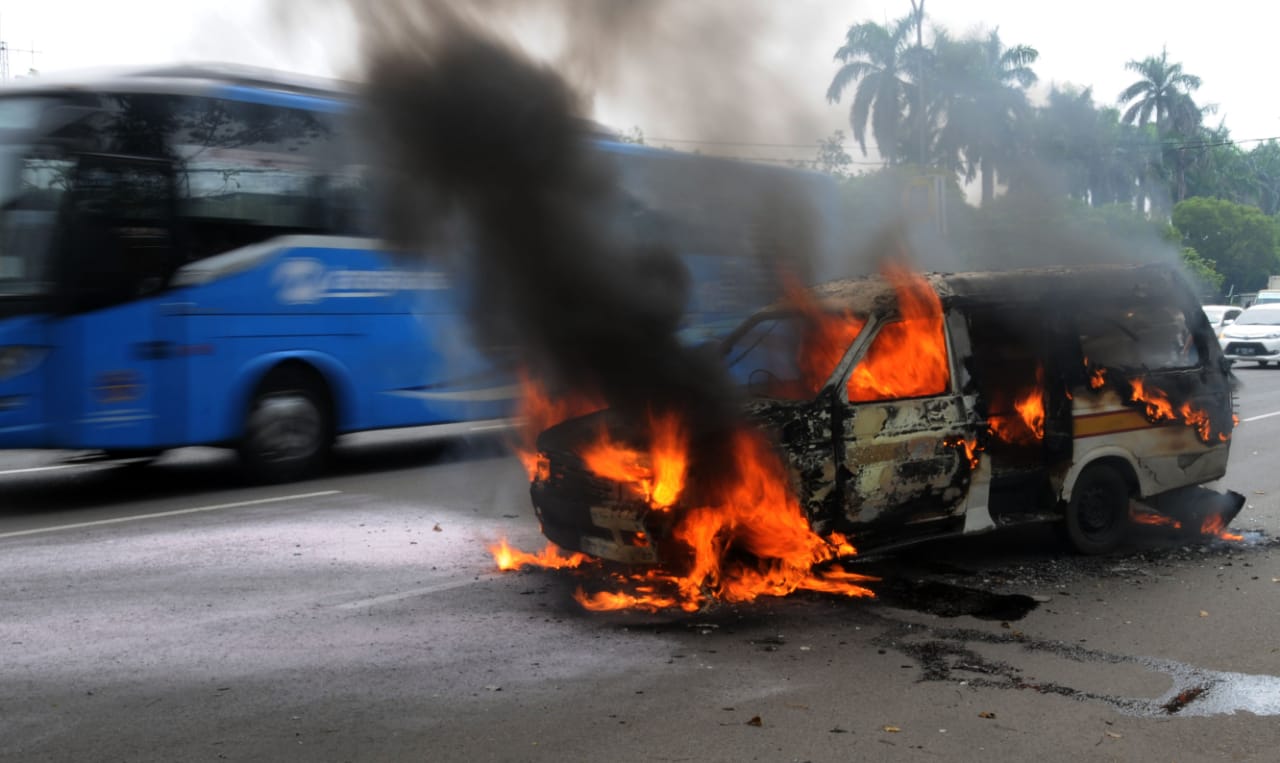 http://www.bantenhariini.id/wp-content/uploads/2018/05/Angkot-Terbakar-di-Depan-Mall-Transmart-Cikokol_foto-by.aep_fani.jpeg