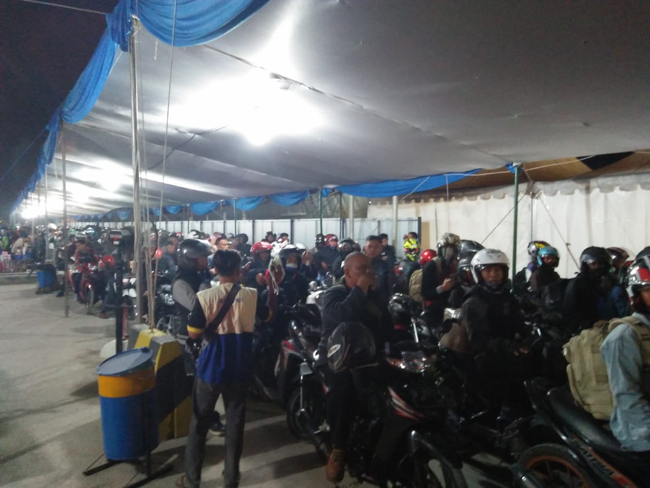 H-2 Lebaran, Merak Mulai Dipadati Kendaraan(foto bantenhariini_aep.BHI)