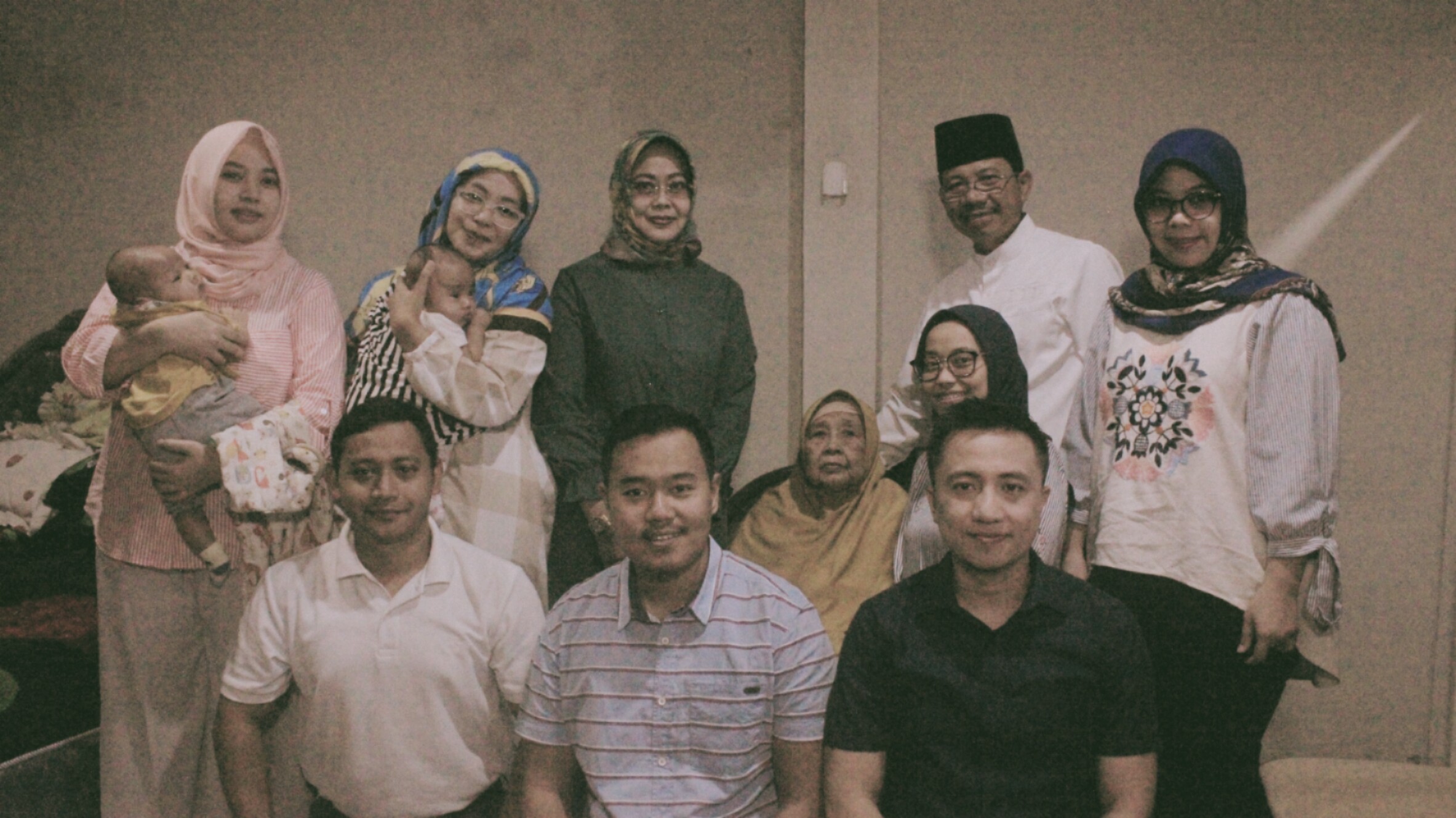 Sebelum Nyoblos Sachrudin Sungkeman ke Orangtua(foto bantenhariini_aep.BHI)