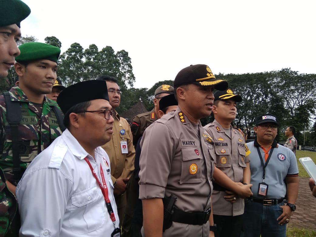 TNI dan Polisi Dilarang Berfoto di TPS(oto bantenhariini_anggun_aep.BHI)