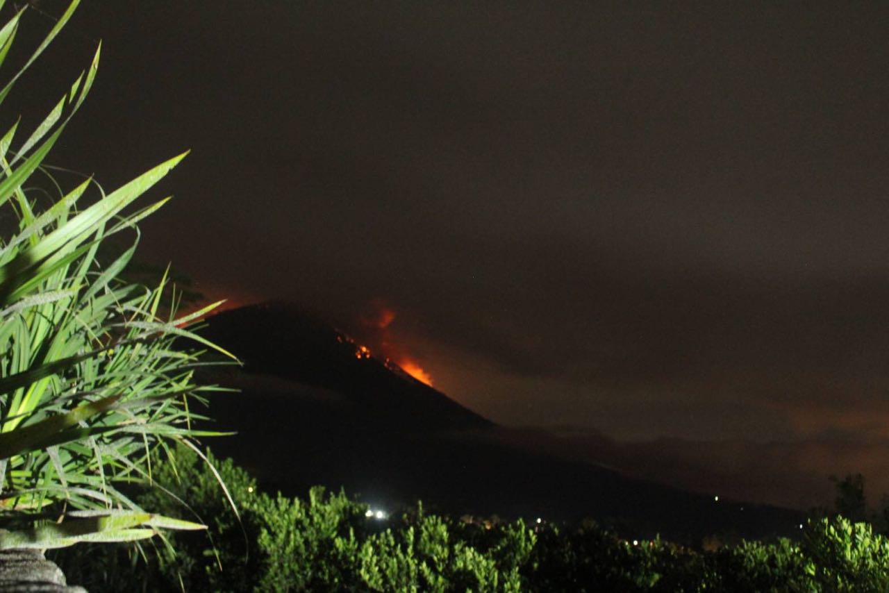 Gunung Agung Meletus, Lahar Capai 2 km_Foto Bantenhariini_aep.BHI