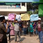 Protes PPDB, Warga Segel Gerbang Sekolah_Foto Bantenhariini_Aep.BHI