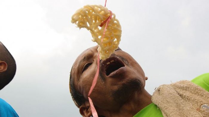 Sumanto Ikut Lomba 17 Agustus Makan Kerupuk Lebih Enak Daripada Makan Cicak_foto bantenhariini.Bhi