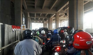 Tilang Ganjil Genap Berlaku, Warga Padati Jalur Alternatif_Foto Bantenhariini.BHI_1