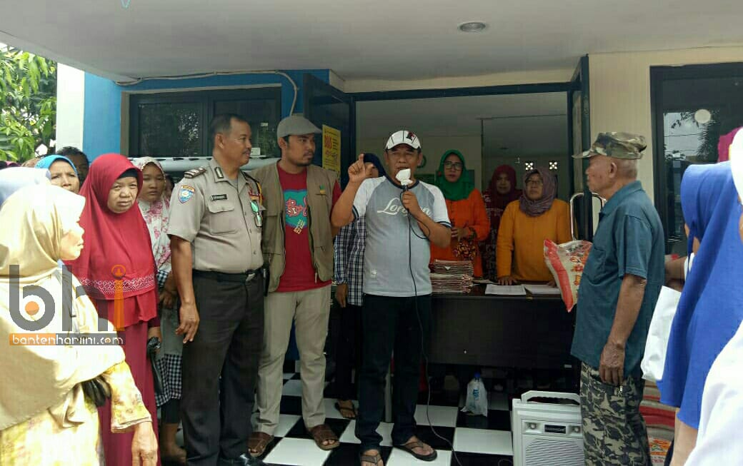 Plt Lurah Cipondoh M Marwan Monitoring Distribusi BPNT Warga