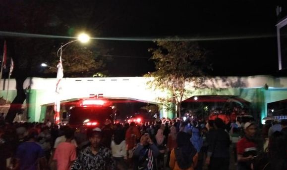 Detik-detik Kereta Api Tabrak Penonton Drama Surabaya Membara