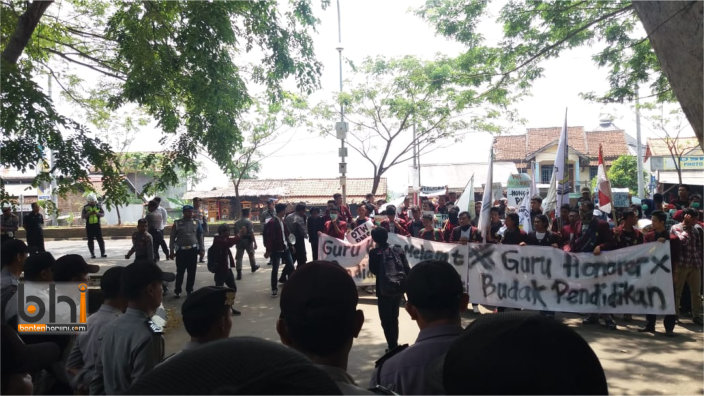 Perjuangkan Nasib Guru Honorer, Mahasiswa Gruduk Kantor DPRD Banten