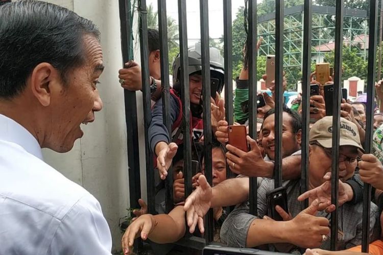 Ingin Salaman dengan Jokowi, Ibu-ibu Panjat Pagar GOR Pasar Minggu