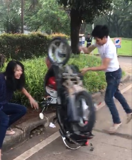 Ditilang, Pria di BSD Ngamuk Hancurkan Motor Pacarnya