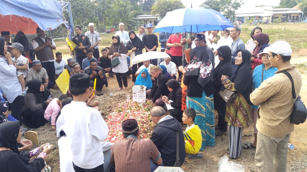 Tangis Kesedihan Iringi Pemakaman Korban Kecelakaan Truk Tanah