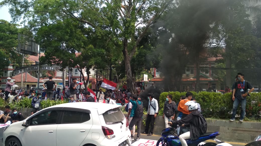 Mahasiswa Banten Gelar Demonstrasi dan Bakar Ban Bekas Tolak RKUHP