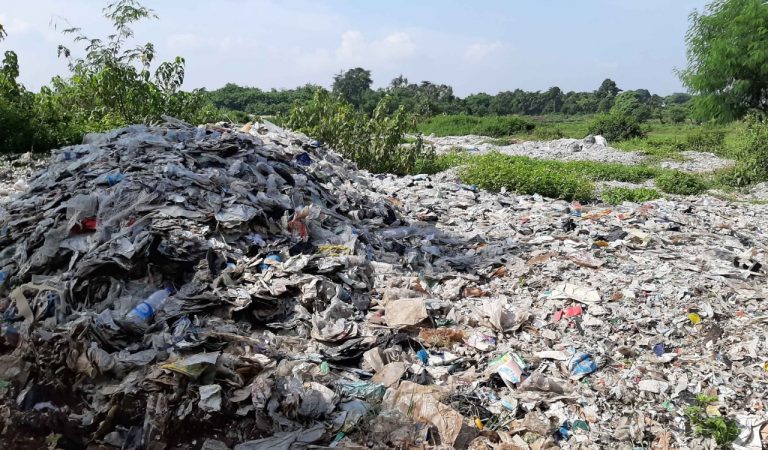 Begini Penampakan Ribuan Ton Sampah Impor yang Menumpuk di Kabupaten Tangerang