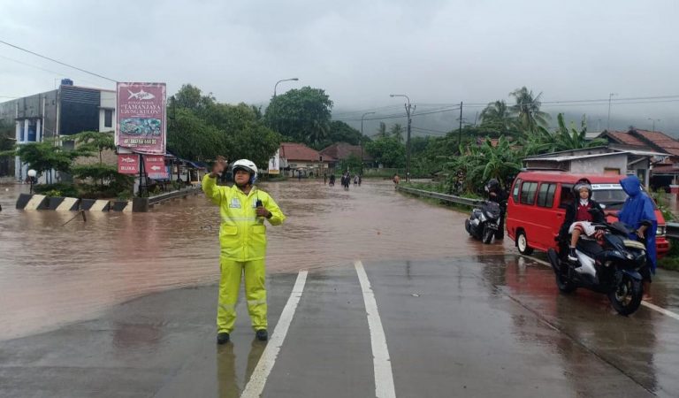 Akibat Banjir, Tol Cilegon Barat Lumpuh