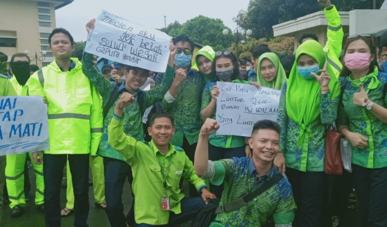 Tak Terima Sistem Paruh Waktu, Ratusan Pekerja Unjuk Rasa