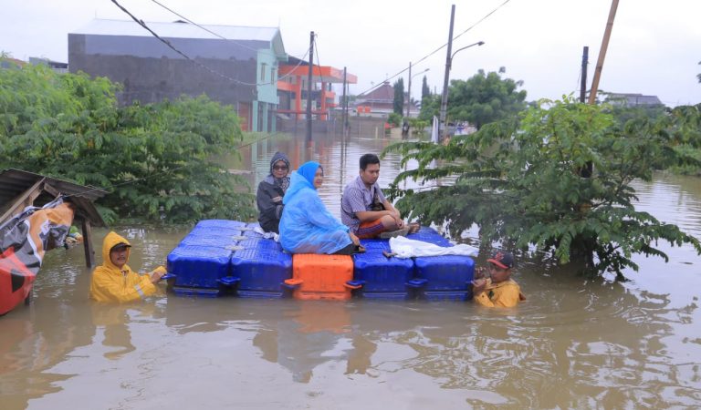 Petugas PU Siaga Menyeberangkan Warga di Banjir Total Persada