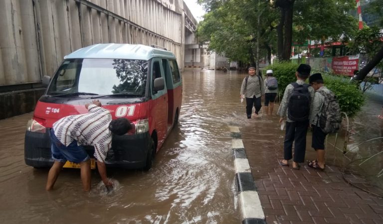 Manfaatkan Air Banjir untuk Mencuci Mobil
