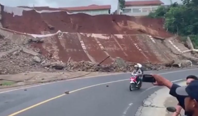 Gempa Tasikmalaya Sebabkan Tebing Longsor di Garut