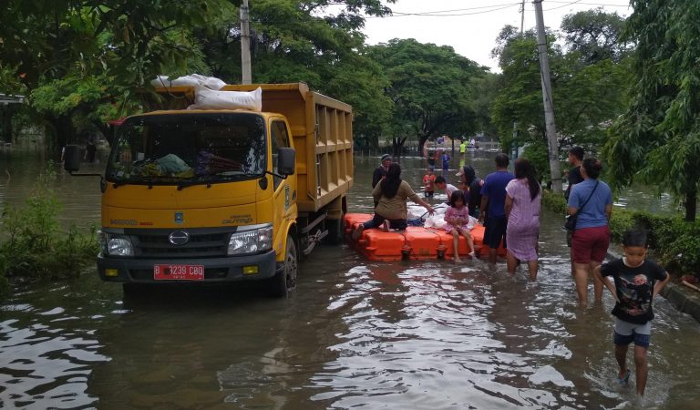 Tanggul Jebol, Banjir Merendam Tiga Perumahan di Tangerang