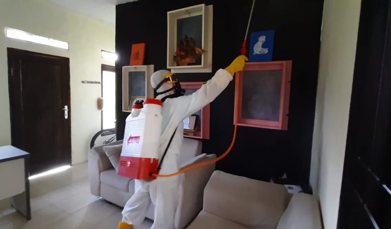 Cegah Penularan Virus Corona, Relawan Kampung Semprot Disinfektan di Sultancenter