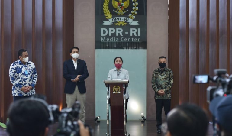 Serahkan Bantuan Sembako, Ketua DPR RI Minta Warga Tunda Mudik