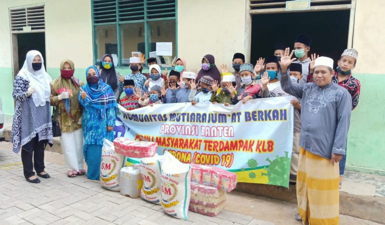 Bantu Warga Korban Krisis Covid-19, Komunitas Mutiara Jumat Berkah Bagikan Sembako di Sekitar Kota Serang