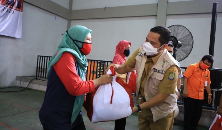 Warga Kota Tangerang Terima Bantuan Paket Sembako