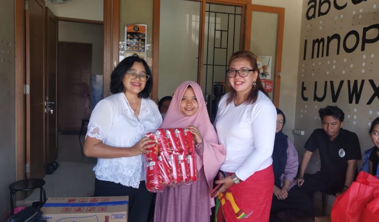 SelowFood Salurkan Paket Sembako Kepada Penyandang Disabilitas
