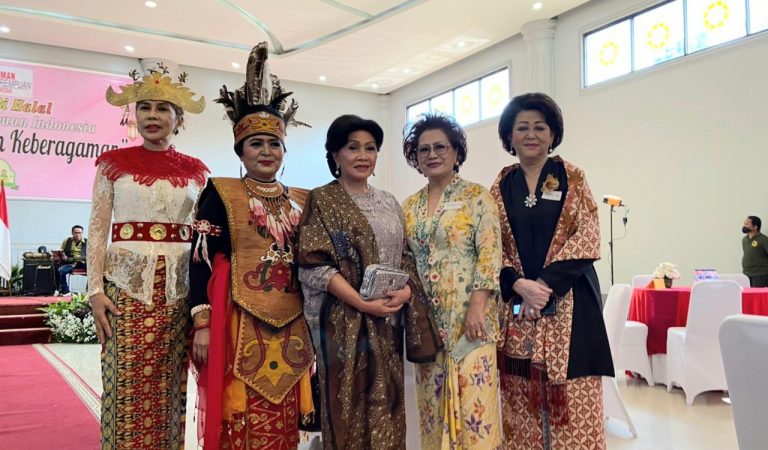 Kompak Pakai Pakaian Adat, Jaman Perempuan Indonesia Gelar Fashion Show Nusantara