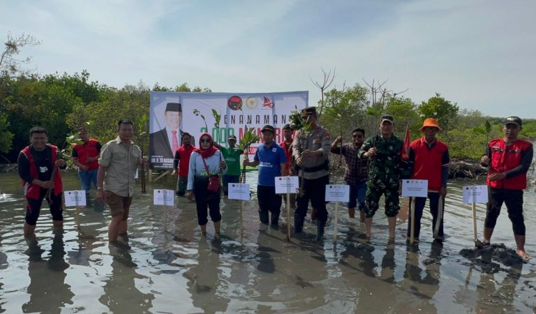 Peduli Lingkungan, TB Hasanuddin dan Nelayan Jabar Tanam 2.000 Mangrove