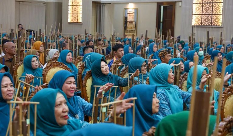 TP PKK se-Provinsi Banten Mainkan Lagu Wind Of Change Menggunakan Angklung