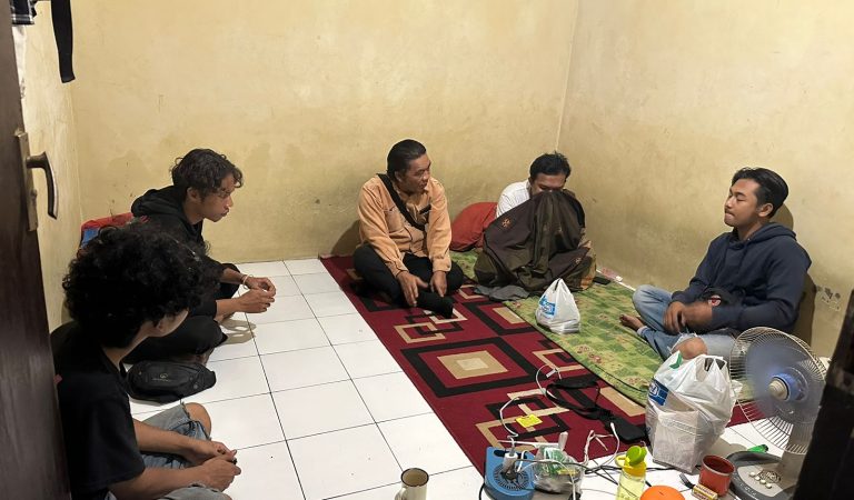 PJ. Gubernur Banten Al Muktabar Tengok Mahasiswa Yang Kena Pukul Saat Demo