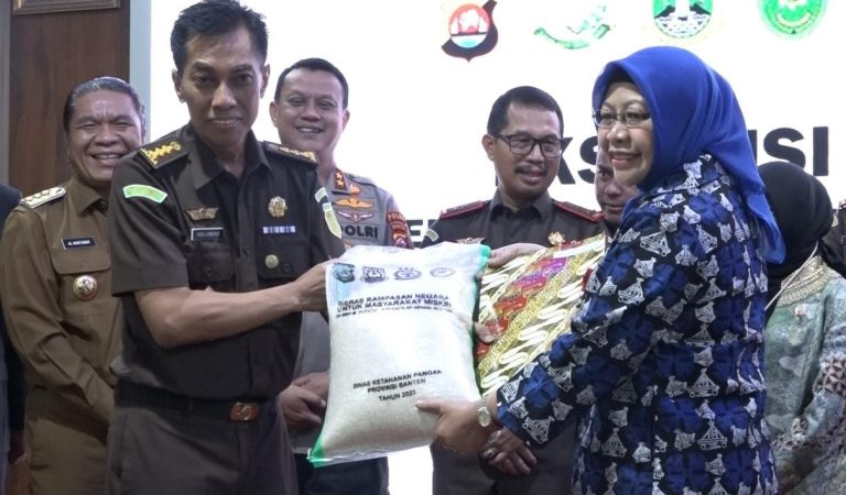 Kajati Banten Serahkan 57 Ton Beras Kepada Pemprov dalam Rangka Eksekusi Perkara Pidana Melanggar UU Perlindungan Konsumen