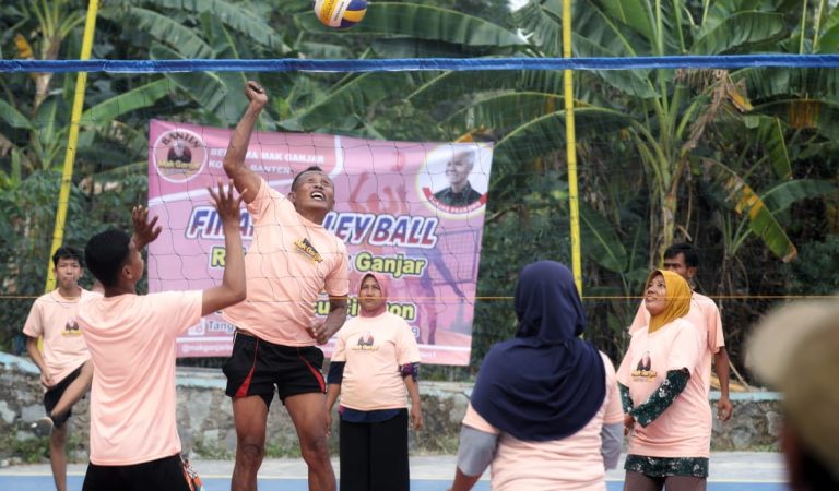 Pererat Silaturahmi, Mak Ganjar Banten Gelar Pertandingan Bola Voli Bersama Warga Cilegon
