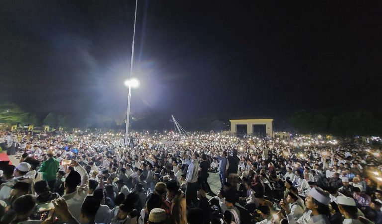 Kilau Cahaya Senter Diiringi Lantunan Sholawat Busro Bergema di Masjid Raya Al Bantani