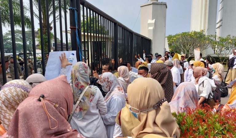 Khawatir Tidak Diangkat PPPK, Ratusan Guru Honorer Aksi di Kantor Gubernur Banten