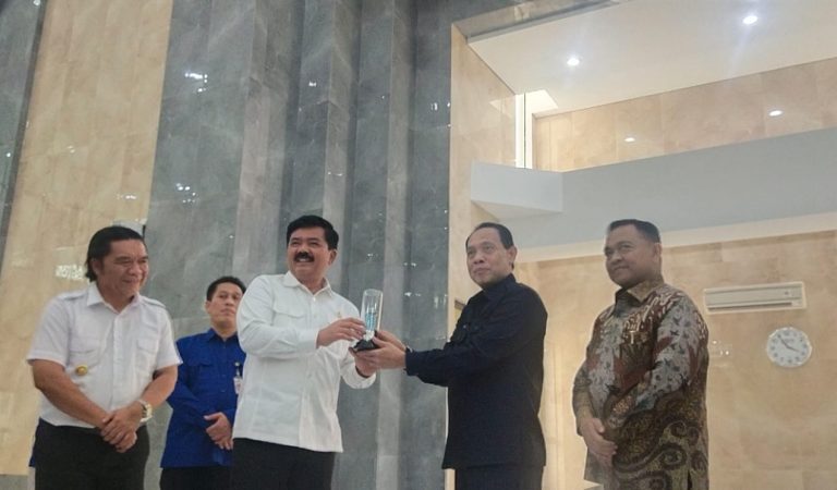 Bantu Masyarakat Lindungi Aset, Menteri ATR/BPN Serahkan Sertifikat Wakaf Masjid Untirta