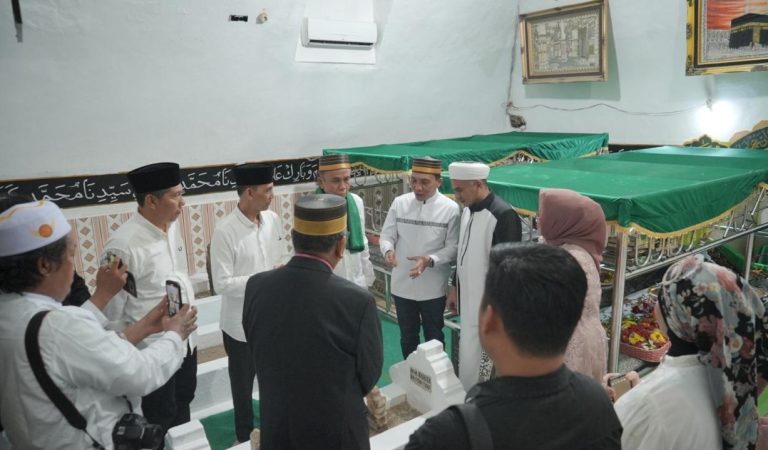 Hadiri Haul Akbar Syekh Yusuf, Leonard Eben Ezer Dorong Jadi Agenda Nasional hingga Bagikan 1.000 Al-Qur’an