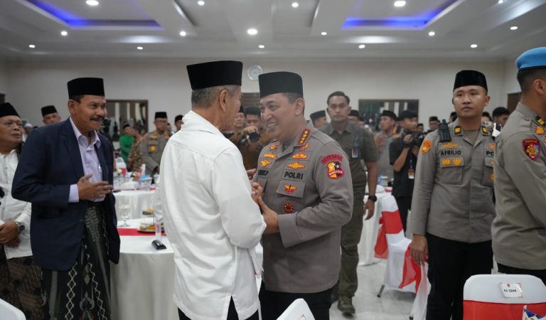 Kyai Embay Mulya Syarief Berikan Tausiyah pada Buka Bersama Polda Banten