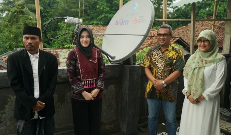 Pemerataan Digitalisasi: Anggota Komisi I DPR RI Resmikan Akses Internet di Pesantren Hidayatul Mustafid