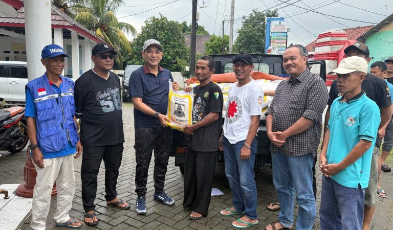 Bupati Serang Berkolaborasi dengan DPRD Kabupaten Serang Kasihkan Bantuan Ke Korban Banjir