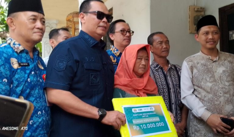 Walikota Serang Budi Rustandi Bantu Warga Unyur Korban Rumah Kebakaran