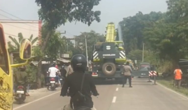 Truk Besar Terguling di Depan DPRD Kota Serang, Jalur Syekh Nawawi Albantani Macet Total