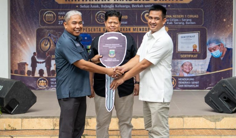 Anggota DPRD Banten TB Roy Serahkan Motor Sampah ke IKA SMAN 1 Ciruas